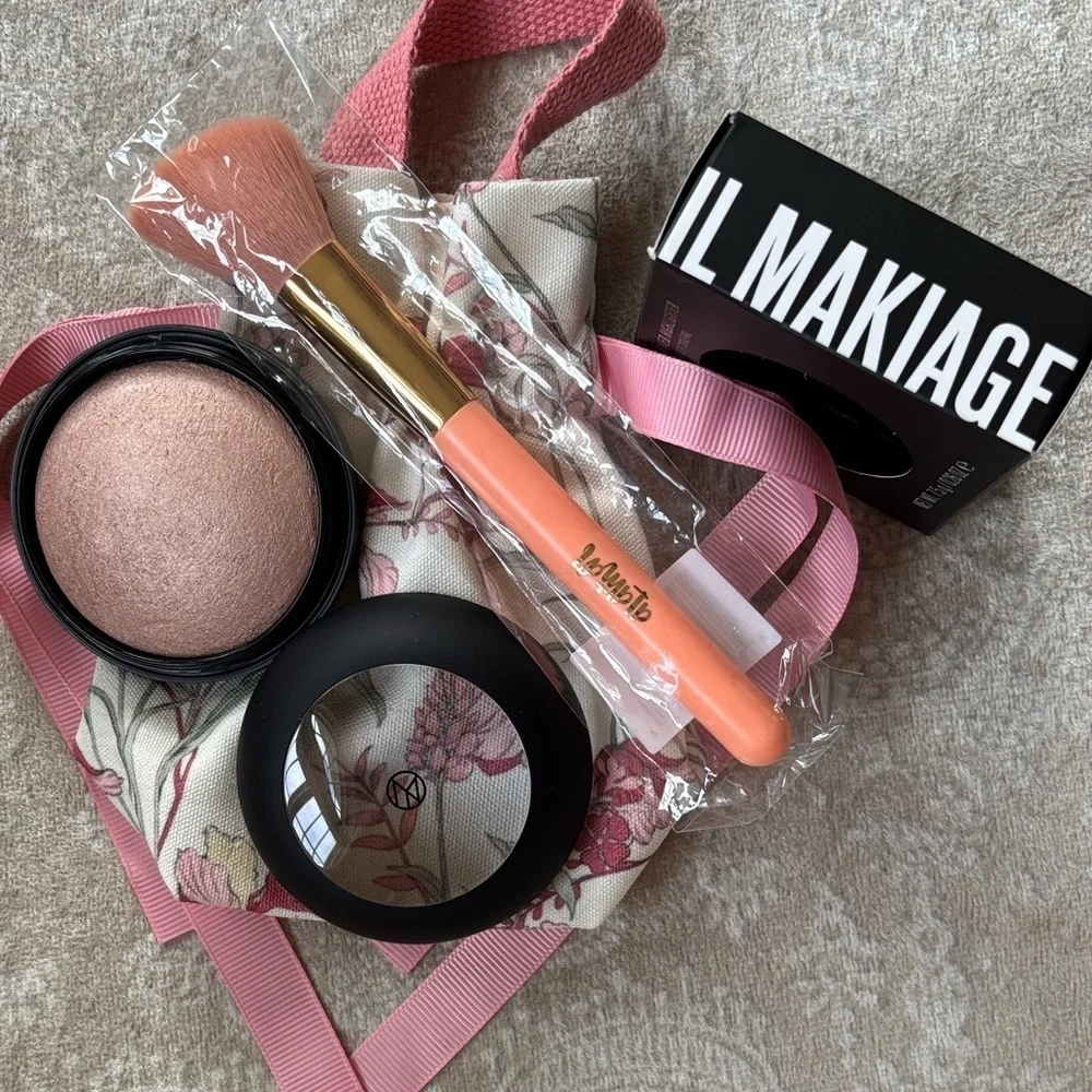 Brand New IL MAKIAGE Mineral Baked Highlighter Gimme More Brush & Floral Bag